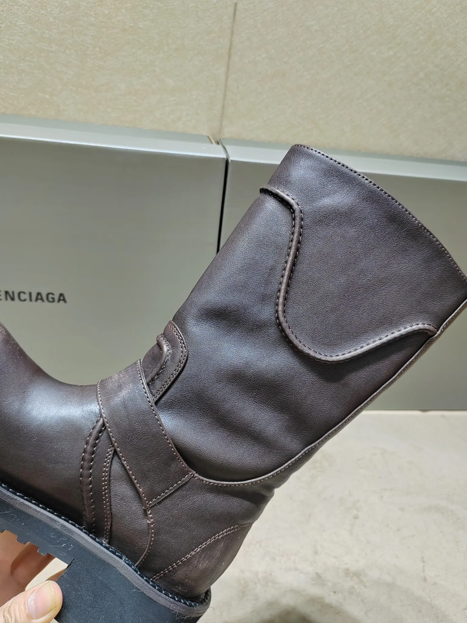 👟👟Ex-factory price 1020👟👟 Balenciaga Balenciaga 25FWVenom Couple Style High Boots Mid-calf boots Please look for the high version. This design is unique with straps and belt elements as highlights. Not only can the boots be firmly attached to the foot, but the tightness can also be adjusted at will. In terms of details, the brand's iconic distressed hardware is used throughout. Cleverly creating a retro wear effect, highlighting individual attitude and matching with thick toothed rubber soles, it not only ensures wearing comfort, but also strengthens the overall sense of fashion and recognition. Venom high boots are undoubtedly a fashion item not to be missed this season. They will add unique charm to fashion lovers' outfits and lead a new round of fashion. Boot height is 270mm. The upper layer of cowhide is distressed. The lining is water-dyed cowhide. Outsole height is 5CM. Original open-molded leather welt combination outsole. Size: 35-40 (custom-made size 40 cannot be returned or exchanged)